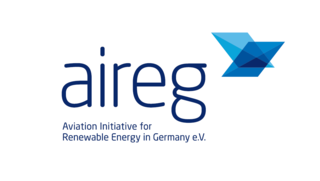 Das Logo der Initiative aireg zeigt den Namen in blauer Schrift sowie ein blaues Symbol, das an die Flügel eines Flugzeugs denken lässt.