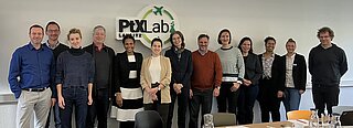 The 13-member project team for the resource study, consisting of employees of DECHEMA and the PtX Lab Lausitz, can be seen in the conference room of the PtX Lab Lausitz