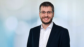 Portrait photo of Sven Kühnel.