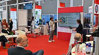 Ein Mann hält einen Vortrag auf einer Messe