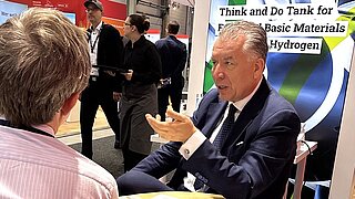 Zwei Personen im Gespräch an einem Messestand