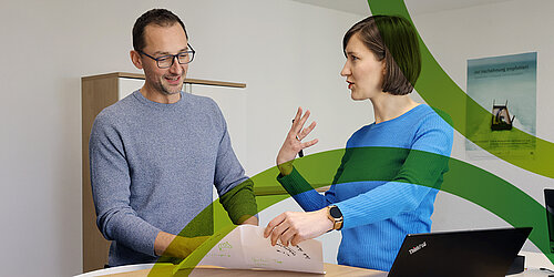 Nahaufnahmen dreier Teammitglieder und durch grafische Nachbearbeitung darübergelegt die grünen gebogenen Linien aus dem Logo des PtX Lab Lausitz