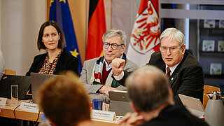 Picture of Minister Steinbach at the event while he is speaking. To his left are Harry Lehmann and Anita Demuth.