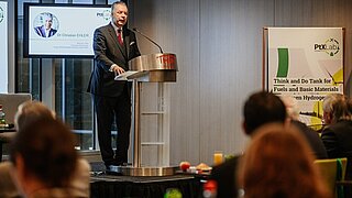 Europaabgeordneter Dr. Christian Ehler eröffnet als Schirmherr die Podiumsdiskussion in Brüssel an einem Pult stehend mit einer Rede