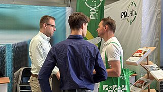 Teilnehmende informieren sich am Stand des PtX Lab Lausitz 