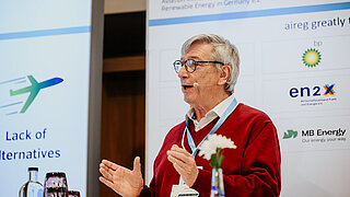 Dr. Harry Lehmann hält einen Vortrag