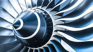 Foto zeigt den Ausschnitt einer Flugzeugturbine