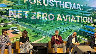 Dr. Harry Lehmann, Leiter des PtX Lab Lausitz, bei der Podiumsdiskussion „Fokusthema: Net Zero Aviation“ 
