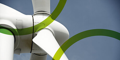 Nahaufnahme eines Windrads und durch grafische Nachbearbeitung darübergelegt die grünen gebogenen Linien aus dem Logo von PtXLab Lausitz