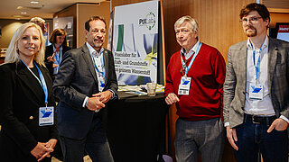 PtX Lab Lausitz team in conversation with Thorsten Herdan (from left to right: Josephine Götze, Thorsten Herdan (HIF Global), Dr Harry Lehmann and Felix Schmermer)