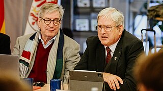 Prof Dr Jörg Steinbach and Dr Harry Lehmann sit at the table and talk to the guests at the event
