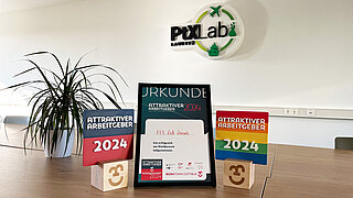 Foto zeigt die Auszeichnungen für das PtX Lab Lausitz als Attraktiver Arbeitgeber 2024.