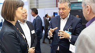 Bild zeigt Dr. Christian Ehler im Gespräch mit dem PtX Lab Leitungsteam auf der Internationalen Luftfahrtausstellung in Berlin 2024.