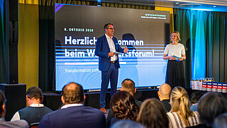 Tim Berndt und Solveig Schaal moderieren als Gastgeber die Preisverleihung