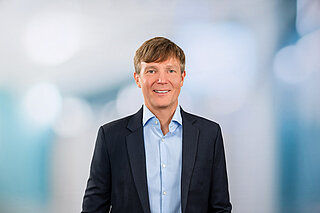 Portrait photograph of Stefan Günthner