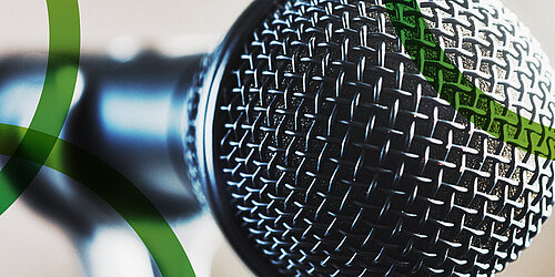 Nahaufnahme eines Mikrofons und durch grafische Nachbearbeitung darübergelegt die grünen gebogenen Linien aus dem Logo von PtXLab Lausitz