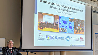 Foto von Brandenburgs Wirtschaftsminister Prof. Steinbach an einem Rednerpult. 