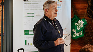 Mann hält einen Vortrag