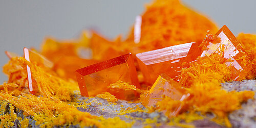 Foto zeigt eine Gesteinsprobe aus Wulfenit-Mineral mit Kristallen.