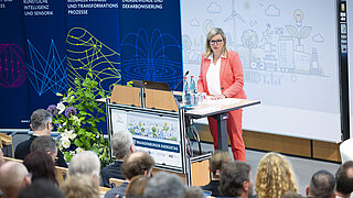 Brandenburgs Wirtschaftsministerin Martina Klement hält in einem Hörsaal die Begrüßungsrede beim Brandenburger Energietag 2026.