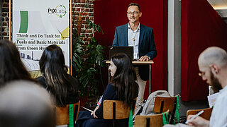 Dr. Lorenzo Cremonese, Referent im PtX Lab Lausitz und Projektleiter bei der Erstellung der Ressourcenstudie, eröffnet die Veranstaltung in Brüssel