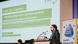 Ein Mitarbeiter des PtX Lab Lausitz hält einen Vortrag auf der Konferenz