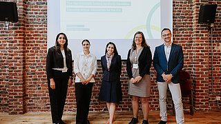 Gruppenbild mit Mitgliedern des PtX Lab Lausitz und den beiden Expertinnen beim Workshop-Event in Brüssel