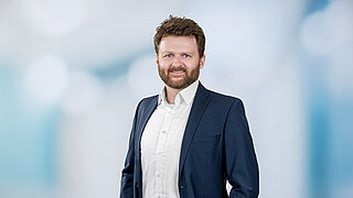 Portraitfoto von Oliver Schoettker.