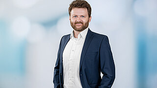 Portrait photo of Oliver Schoettker.