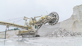 Ein Bagger im Tagebau
