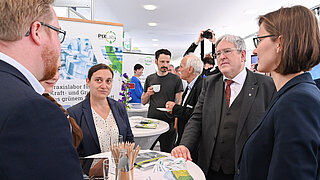 Brandenburgs Wirtschaftsminister informiert sich beim Brandenburger Energietag am Messestand des PtX Labs Lausitz über die Projekte des Thinktanks