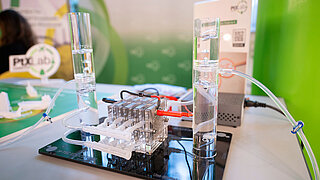 Foto zeigt einen Modell-Elektrolyseur zur Wasserstoffherstellung.