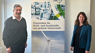 Dr. Harry Lehmann begrüßt Dr. Anna Christmann im PtX Lab Lausitz in Cottbus