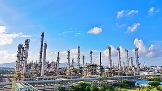 Turmraffinerie von Chemiewerken für thermische Gas-Naphtha-Propylen- und Ethylen-Cracker mit wunderschönem blauen Himmel.