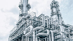 Ansicht einer Industrieanlage von der Seite.