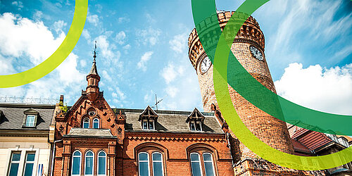 Foto des Spremberger Turms in Cottbus und durch grafische Nachbearbeitung darübergelegt die grünen gebogenen Linien aus dem Logo des PtX Lab Lausitz