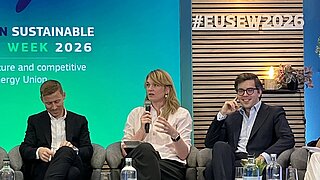 Diskussionsteilnehmende sitzen bei der EUSEW 2026 nebeneinander auf einer Bühne